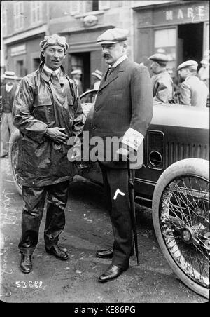 Cette image capture Jules Goux et Robert Peugeot lors du Grand Prix de France 1914, illustrant leur implication dans la course et les débuts de la course automobile. Banque D'Images