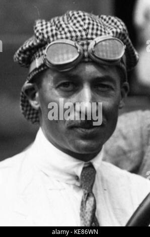 Cette image montre Jules Goux lors du Grand Prix de France 1914, capturant un moment de la course automobile emblématique, où Goux a remporté l'épreuve au volant d'une Peugeot, soulignant sa victoire dans les débuts de l'histoire du sport automobile. Banque D'Images