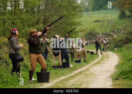 Le tir au pigeon d'argile en zone rurale Banque D'Images