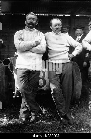 Christian Lautenschlager a participé au Grand Prix de France 1914, au volant d'une Peugeot. Cette course, organisée à Lyon, faisait partie du prestigieux événement automobile du début du XXe siècle, mettant en valeur le talent de Lautenschlager et le caractère compétitif de la série Grand Prix. Banque D'Images