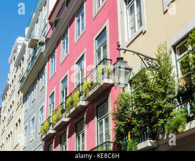 Bâtiments colorés sur la Rua do Pau à Lisbonne, Portugal. Banque D'Images