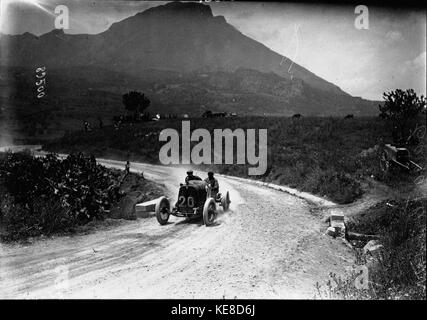 Ferrari Enzo dans son Alfa Romeo 2030 ES lors de la Targa Florio 1921 Banque D'Images