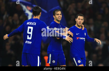 Eden Hazard de Chelsea (à droite) célèbre le deuxième but de son côté lors du match du groupe C de la Ligue des champions de l'UEFA à Stamford Bridge, Londres. Banque D'Images