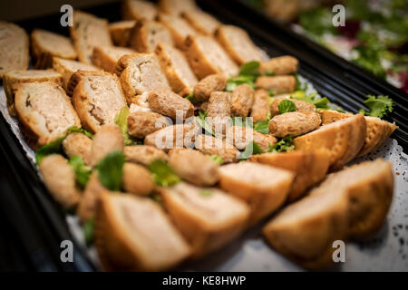 Saucisses de porc et parti pies finger food à un buffet de mariage en Angleterre, Royaume-Uni Banque D'Images