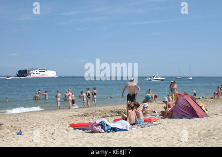 Les familles sur Studland bay beach, Dorset, Angleterre Banque D'Images