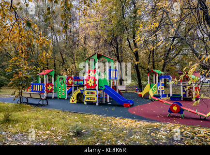 Vide aire de jeux pour enfants dans un parc en automne. Les enfants sont adultes. Les enfants sont à l'école. Le concept de l'amélioration de la ville, en prenant soin d'enfants, Banque D'Images