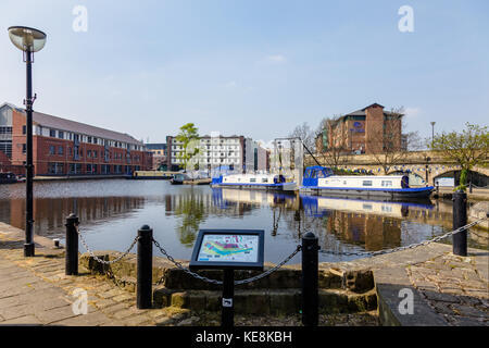 Bateaux sur le canal canal de Sheffield, Victoria quays, regard vers l'entrepôt à cheval Banque D'Images