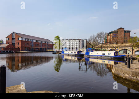 Bateaux sur le canal canal de Sheffield, Victoria quays, regard vers l'entrepôt à cheval Banque D'Images