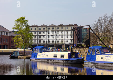 Bateaux sur le canal canal de Sheffield, Victoria quays, regard vers l'entrepôt à cheval Banque D'Images