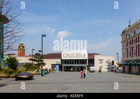 Une journée ensoleillée en face de la place tudor théâtre Crucible de Sheffield, Sheffield, South Yorkshire, uk Banque D'Images