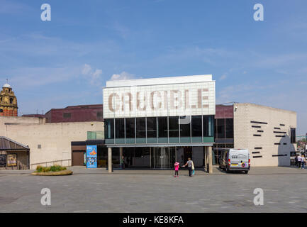 Une journée ensoleillée à Tudor Square face au Sheffield Crucible Theatre, Sheffield, South Yorkshire, Royaume-Uni Banque D'Images