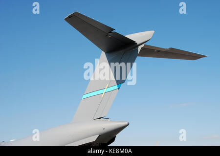 Queue géante vue sur avion de transport militaire moderne Banque D'Images