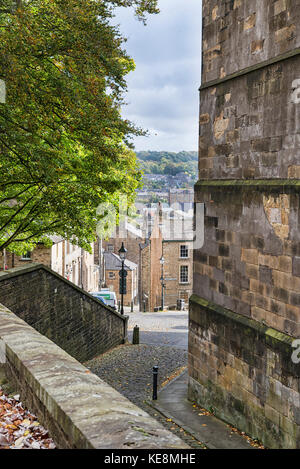 Donnant sur Lancaster à partir de l'église du prieuré de St Mary avec Lancaster Castle murs sur l'avant-plan Banque D'Images