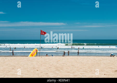 La plage de Kuta, Bali, Indonésie. surf point sauvetage sauvetage jaune. surfboard et drapeau rouge Banque D'Images