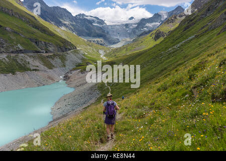La vallée de Moiry, Suisse - les randonneurs sur le sentier du glacier de Moiry, paysage de montagne, dans les Alpes Pennines dans le canton du Valais. Banque D'Images