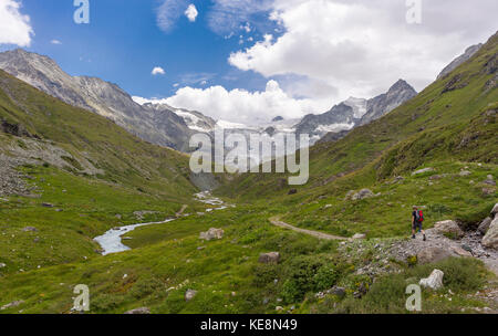 La vallée de Moiry, Suisse - Sentier randonneur sur glacier de Moiry, paysage de montagne, dans les Alpes Pennines dans le canton du Valais. Banque D'Images