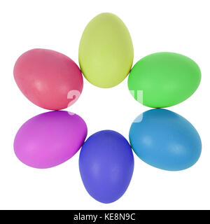 Six oeufs de pâques en cercle. sur blanc, Chemin de coupure à l'intérieur. Banque D'Images