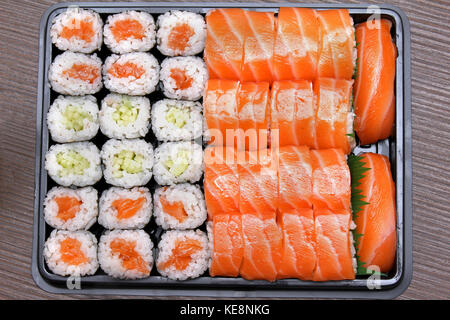 Sushi à emporter fraîchement préparé avec plaque de Saumon et thon Banque D'Images