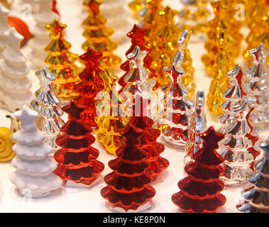 Ornements de verre coloré arbres ok computer figurines de décoration Banque D'Images