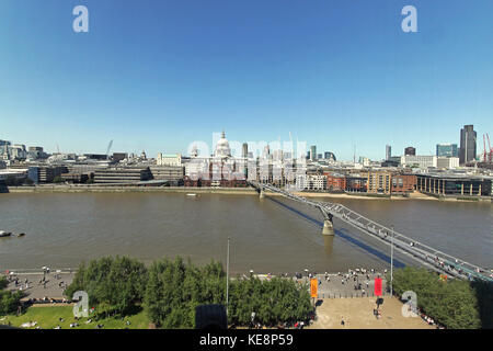 Londres, Royaume-Uni - 30 mai 2009 : Londres paysage urbain avec la rivière Thames et millennium bridge Banque D'Images