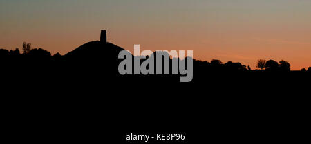 Silhouette de Tor de Glastonbury, Somerset, montrant St Michael's Tour au sommet de la colline. Banque D'Images