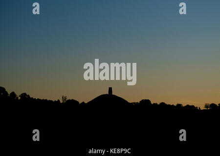 Silhouette de Tor de Glastonbury, Somerset, montrant St Michael's Tour au sommet de la colline. Banque D'Images