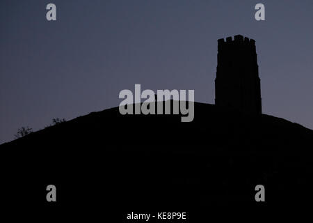 Silhouette de Tor de Glastonbury, Somerset, montrant St Michael's Tour au sommet de la colline. Banque D'Images