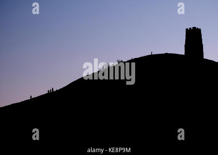 Silhouette de Tor de Glastonbury, Somerset, montrant St Michael's Tour au sommet de la colline. Banque D'Images