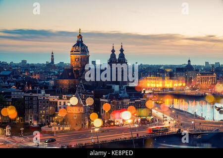 Amsterdam Skyline dans la zone historique de nuit, aux Pays-Bas. Ariel voir d'Amsterdam, Pays-Bas. Banque D'Images