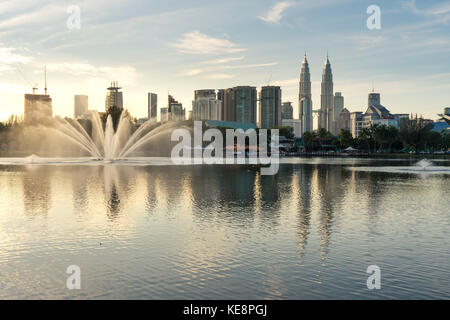 Kuala lumpur skyline et fountation au parc à Kuala lumpur titiwangsa. Malaisie. Banque D'Images