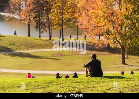 Montréal, Canada - 18 octobre 2017 : les gens profitent d'une chaude journée d'automne dans le parc du Mont-Royal Banque D'Images