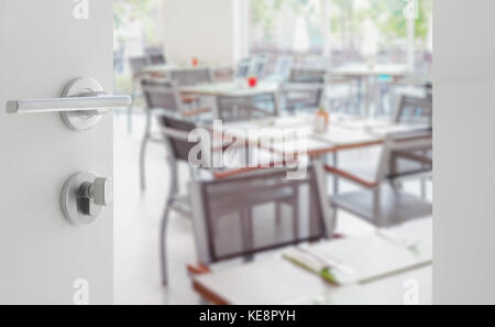 A ouvert la porte en bois blanc à table et chaise dans un restaurant Banque D'Images