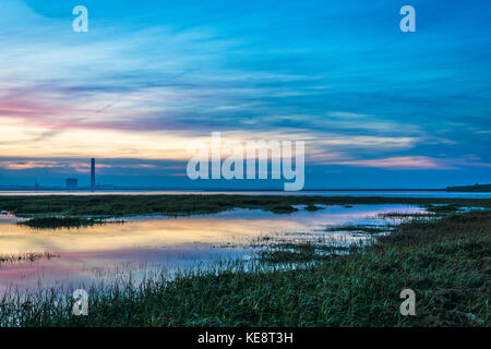 KingsNorth Power Station sur la péninsule de Hoo à Medway Kent au coucher du soleil Banque D'Images