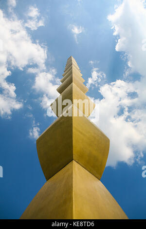 La colonne sans fin faite par artiste roumain Constantin Brancusi, à Targu Jiu, Gorj, dans la région de l'Olténie de Roumanie. Banque D'Images
