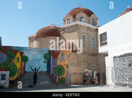 Peintures murales sur les bâtiments à côté de l'église Agios Kendeas en vieille ville, Paphos, Chypre. Banque D'Images