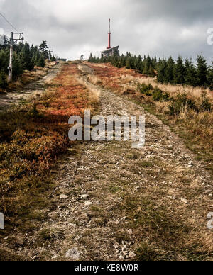 La plus haute colline de moravskoslezske beskydy montagnes en République tchèque - lysa hora hill au cours de journée d'automne Banque D'Images