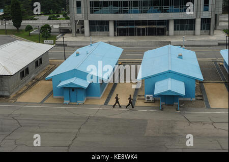 10.08.2012, Panmunjom, Corée du Nord, Asie - deux soldats nord-coréens défilent devant la caserne de la frontière bleue à Panmunjom. Banque D'Images