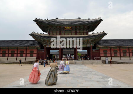 Les gens portant des vêtements traditionnels coréens autour du Palais du Nord de Séoul (Gyeongbokgung). Pic a été pris en août 2017 Banque D'Images