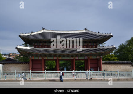 Les touristes visitant l'est de Séoul (palais) changdeokgung, classé au patrimoine mondial de l'. pic a été prise en août 2017. Banque D'Images