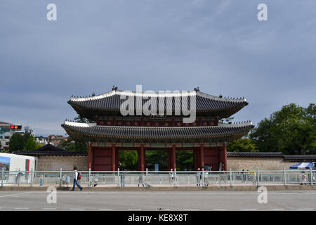 Les touristes visitant l'est de Séoul (palais) changdeokgung, classé au patrimoine mondial de l'. pic a été prise en août 2017. Banque D'Images