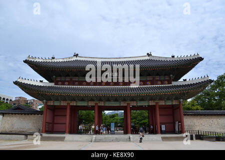 Les touristes visitant l'est de Séoul (palais) changdeokgung, classé au patrimoine mondial de l'. pic a été prise en août 2017 Banque D'Images