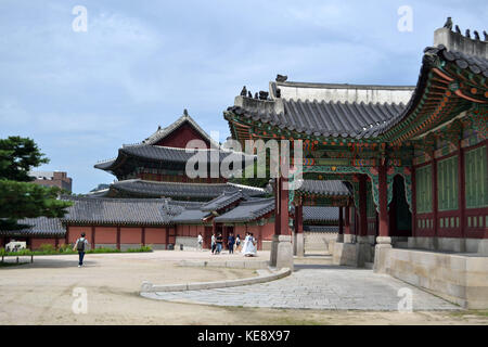 Les touristes visitant l'est de Séoul (palais) changdeokgung, classé au patrimoine mondial de l'. pic a été prise en août 2017 Banque D'Images