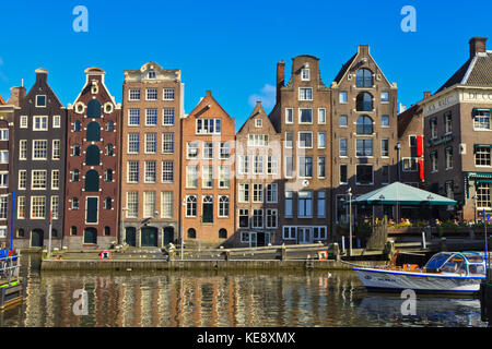 La célèbre ligne de maisons de danse le Damrak canal int il centre d'Amsterdam Banque D'Images