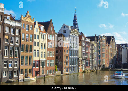 La célèbre ligne de maisons de danse le Damrak canal int il centre d'Amsterdam Banque D'Images