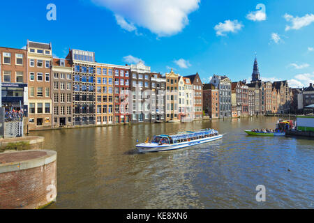 La célèbre ligne de maisons de danse le Damrak canal int il centre d'Amsterdam Banque D'Images