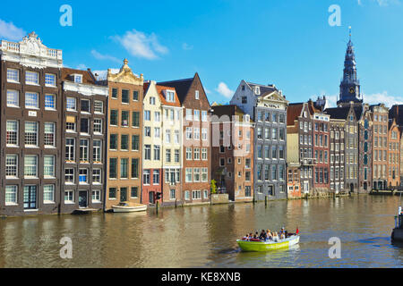 La célèbre ligne de maisons de danse le Damrak canal int il centre d'Amsterdam Banque D'Images