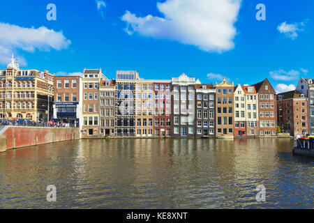 La célèbre ligne de maisons de danse le Damrak canal int il centre d'Amsterdam Banque D'Images