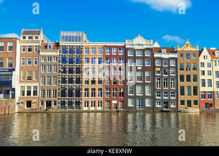 La célèbre ligne de maisons de danse le Damrak canal int il centre d'Amsterdam Banque D'Images