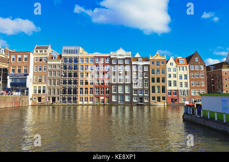 La célèbre ligne de maisons de danse le Damrak canal int il centre d'Amsterdam Banque D'Images