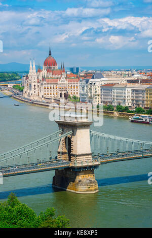 Budapest, vue sur le Parlement à Budapest avec le pont de la chaîne (Lanchid) enjambant le Danube en premier plan, Hongrie. Banque D'Images